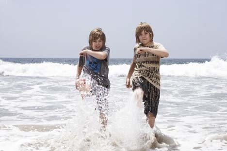 Dylan---Cole-the-sprouse-brothers-322223_468_312 - cole si dylan sprouse