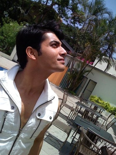 5771_136532052941_589357941_3266482_5264291_n - Sharad Malhotra