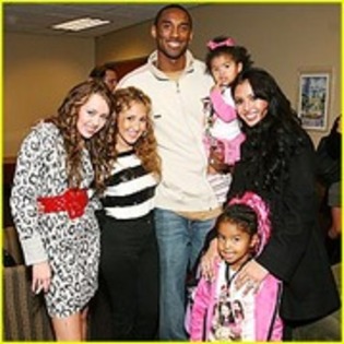 VYPKGHMGLPGZCNRXQGU - miley si familia