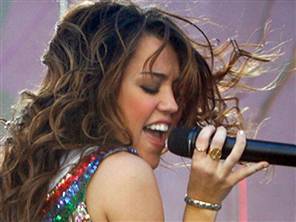 ss-080725-miley-tease.300w[1] - miley in concerte
