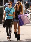 VAWXQWEWFCVOSFYXIYS - miley at shopping eith her sister