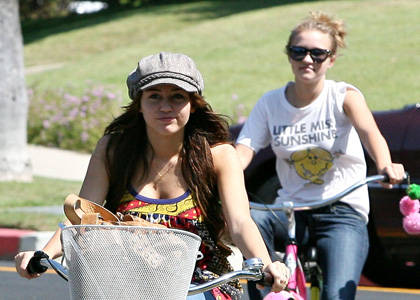 miley_cyrus_weekend_rider_main_3950