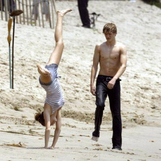 BDWTODBRBMSYMISALXJ - Miley Cyrus pe plaja