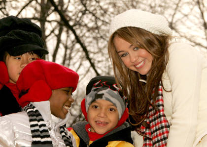 fd745_miley-cyrus-thanksgiving-parade[1]