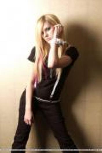 XATAVKFTUTFQMSFGKDA - alte poze cu avril lavigne