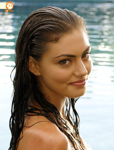 Cleo - PHOEBE TONKIN