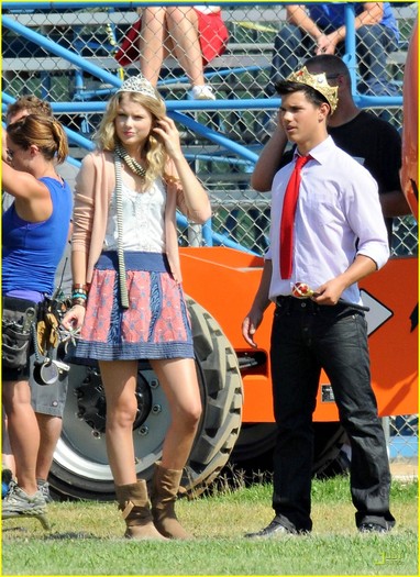taylor-lautner-flips-taylor-swift-20