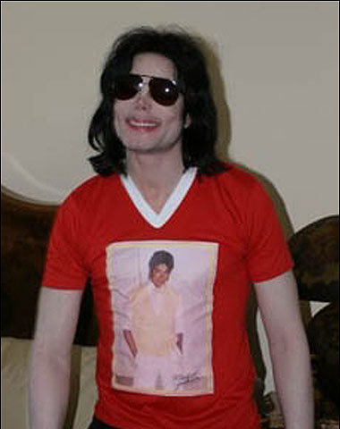 KOEHKNIVTZOQOKAFCVJ - Poze Michael Jackson imbracat altfel decat in uniforme