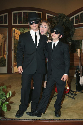 Miley-miley-cyrus-6955722-333-500