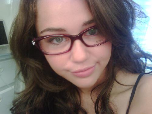 Miley_Cyrus_eyeglasses[1]