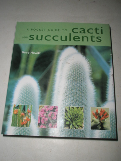 Cacti and succulents - Terry Hewitt - Biblioteca cu carti de plante