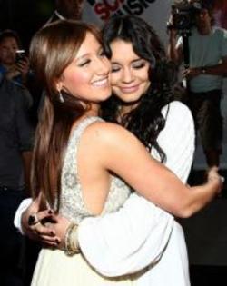 Ashley_Tisdale_1249061260_4