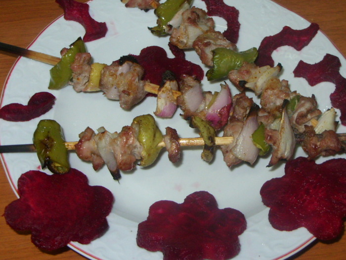 frigarui cu flori din sfecla rosie