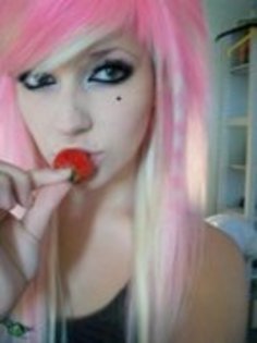 UQYIWWFKHHTXGSLEEXZ - poze pink emo Girl