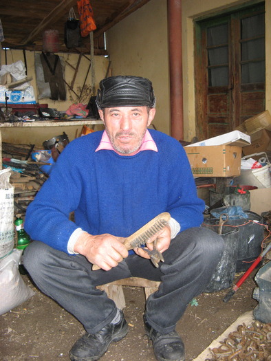 NEA MITY; cel care nu sta niciodata si lucreaza cu mine pe toate fiarele
