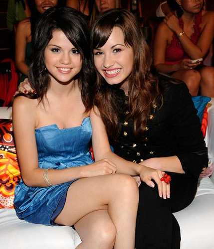 selena-gomez-demi-lovato-crash-a-prom