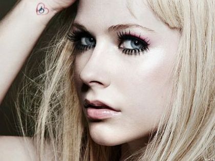 tb_500_090304_avril_lavigne_1_