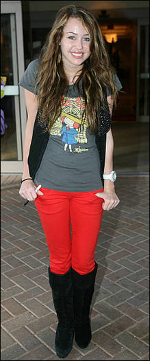 miley-cyrus_COM-redpants-2007nov20