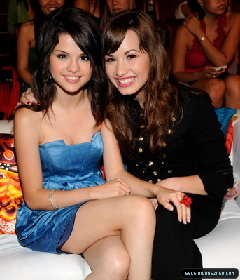 FUNYSFKCKJCUQOTHGON - Selena Gomez si Demi Lovato