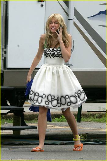miley-cyrus-blonde-bob-06[1] - Hannah Montana the Movie-filmari