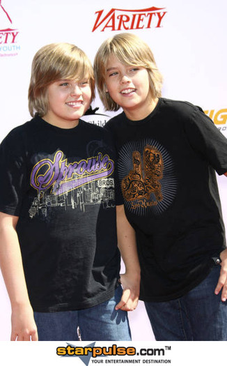 Cole%20Sprouse%20and%20Dylan%20Sprouse-CSH-030194 - cole and dylan