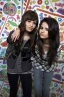 selena si demi - magicieni din waverly place poze