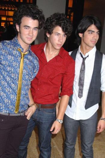 The Jonas Brothers Underwear Stolen - poze cu jonas brothers