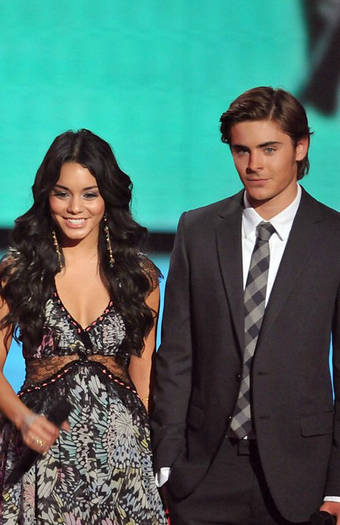 ai275944n945686 - zanessa