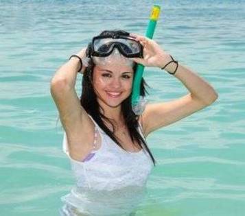 EESWLIQZRKASBFPEWJE - Selena Gomez having fun