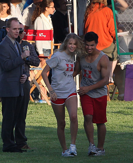 Taylor+Lautner+Flips+Taylor+Swift+8dXH4ThDD2dl