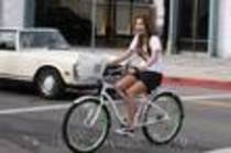 miley_cyrus_5256087 - miley cyrus pe bicicleta