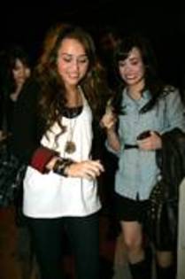 VGXKVNQSRTRIOKSOTXO - miley and demi