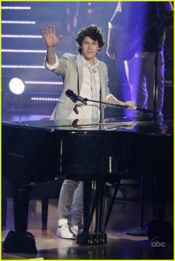 Nick_Jonas_1239994309_0