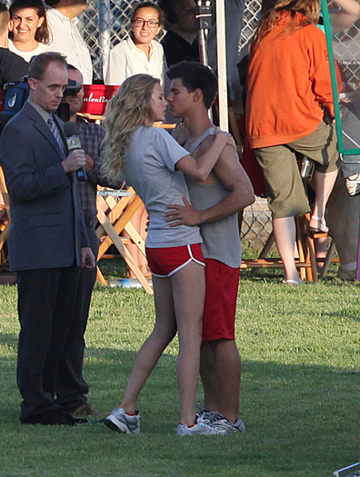 Taylor+Lautner+Flips+Taylor+Swift+SbIOCzAEeJql