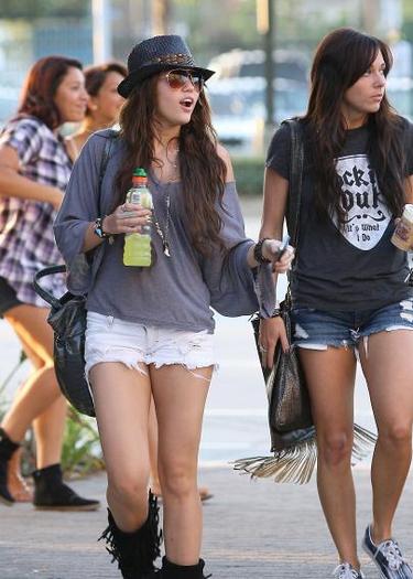 inside_miley_cyrus_closetcht - Hannah