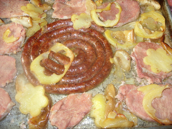 cotlete si carnati cu mere si cartofi