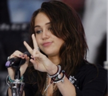 Miley Cyrus - Miley Cyrus- A recunoscut ca Liam Hemsworth e iubitul ei