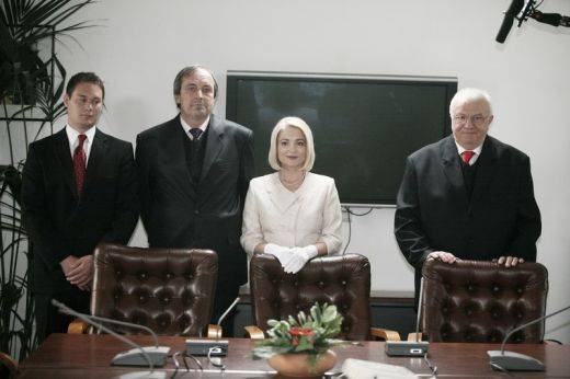 in-episodul-de-vineri-5-iunie-regina-cunoaste-familia-regala_3