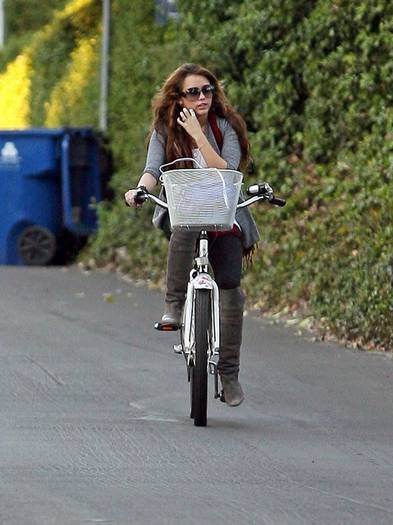 beautiful-bike-rider - Miley Cyrus
