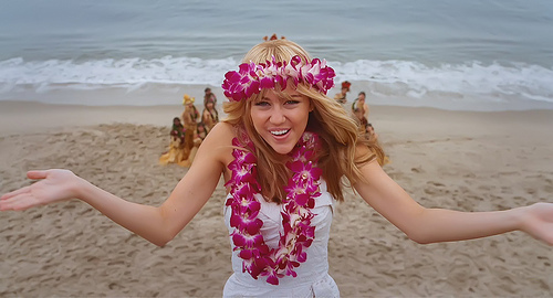 VMBZLBWHAGRPDAXWPTW - Miley Cyrus pe plaja