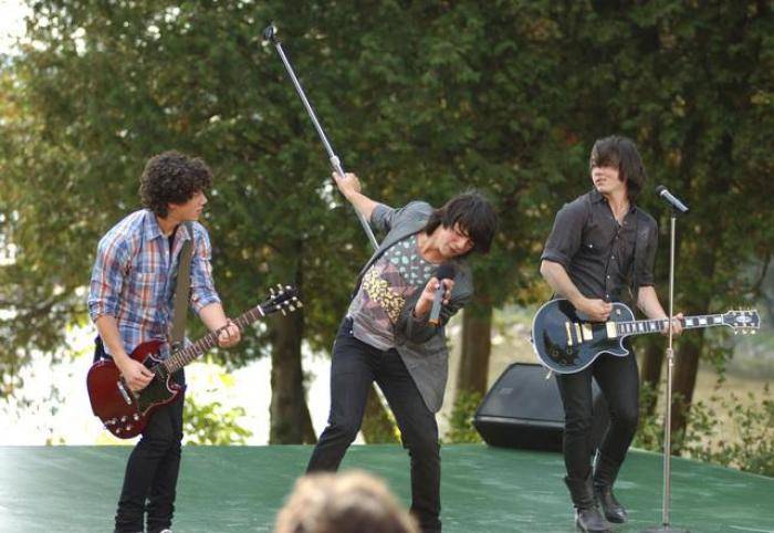 NBEIPEEGWNJMRGXBRRQ - camp rock