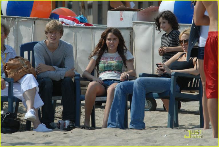 miley-cyrus-beach-hannah-montana-07