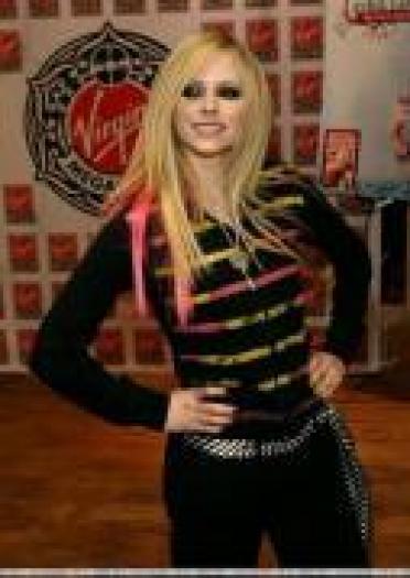 CBFWWXUGIFXSWQLNYRR - avril lavigne