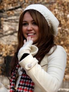 79977_miley-cyrus-waves-from-a-float-during-the-macys-thanksgiving-day-parade[1]