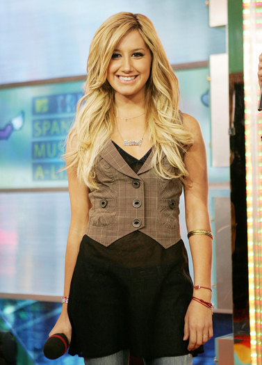 at054pi2 - Ashley Tisdale