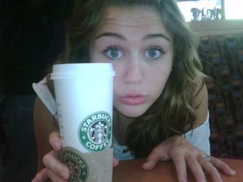 Miley bea Starbuck in Spania - Miley Cyrus rare pictures