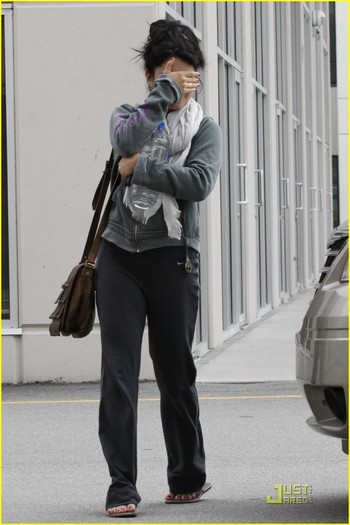 vanessa-hudgens-shy-vancouver-01 - Vedetele din High School Muzical