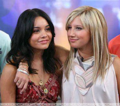 1_954667464l - ashley tisdale si vanessa hudgens