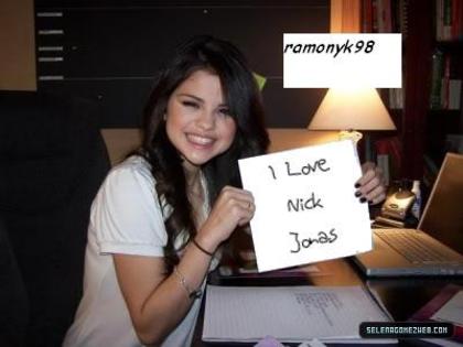  - SELENA GOMEZ POZE RARE