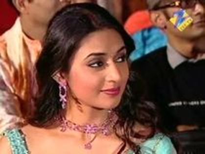 VZOEMILTLEWBMDZGSCR - Divyanka Tripathi